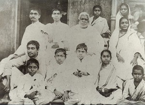 Bhaktisiddhanta_with_Bhaktivinoda_and_family